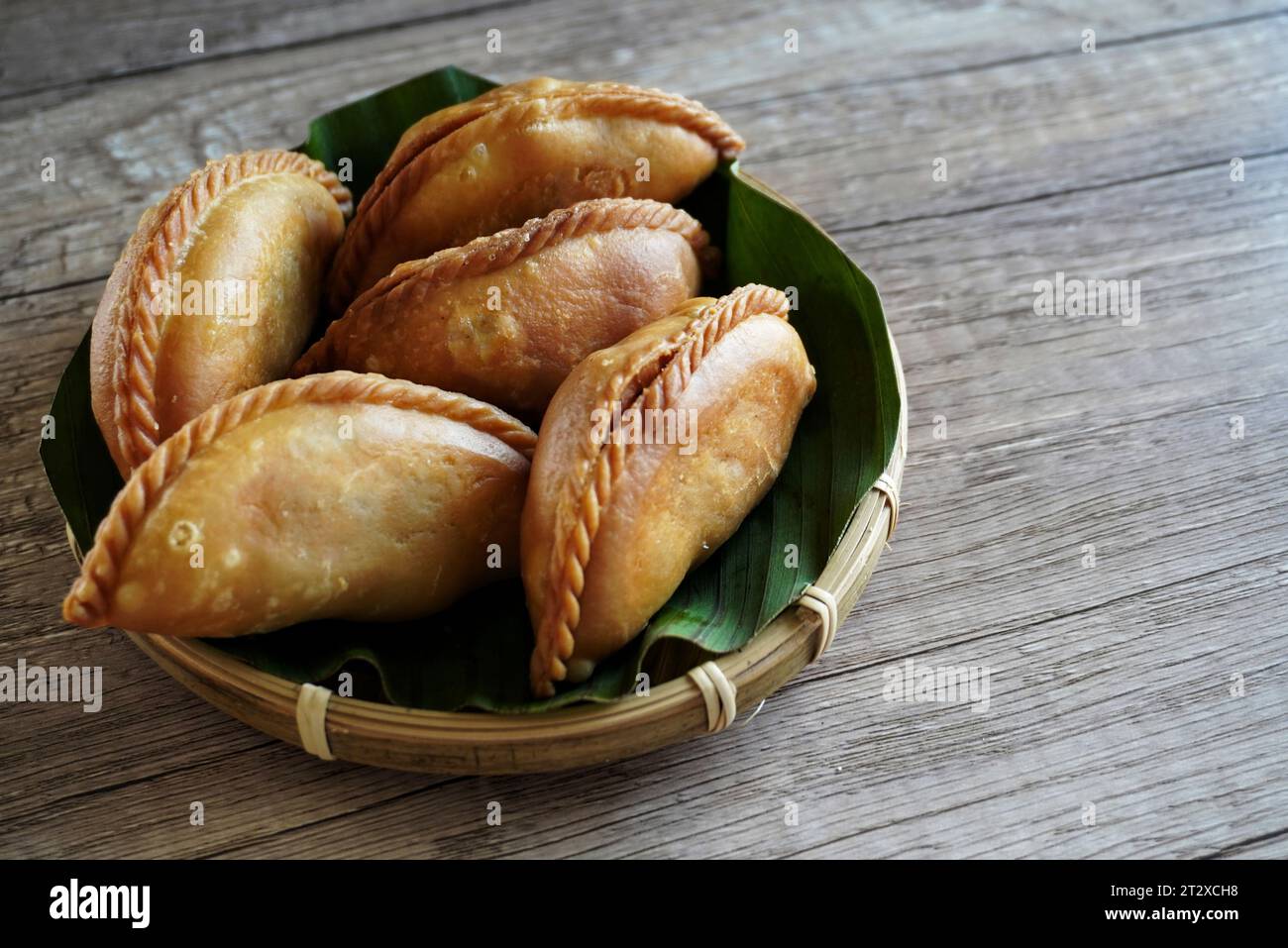 Image en gros plan d'un karipap traditionnel malaisien ou d'une bouffée de curry. Banque D'Images