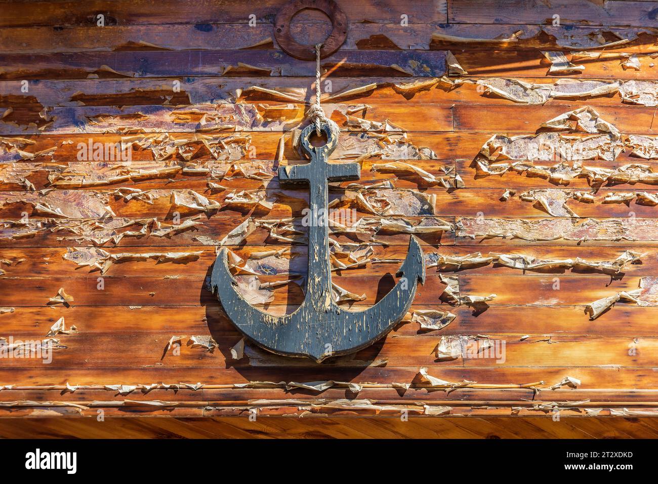 Ancre de bateau en bois sur un vieux mur en bois Banque D'Images