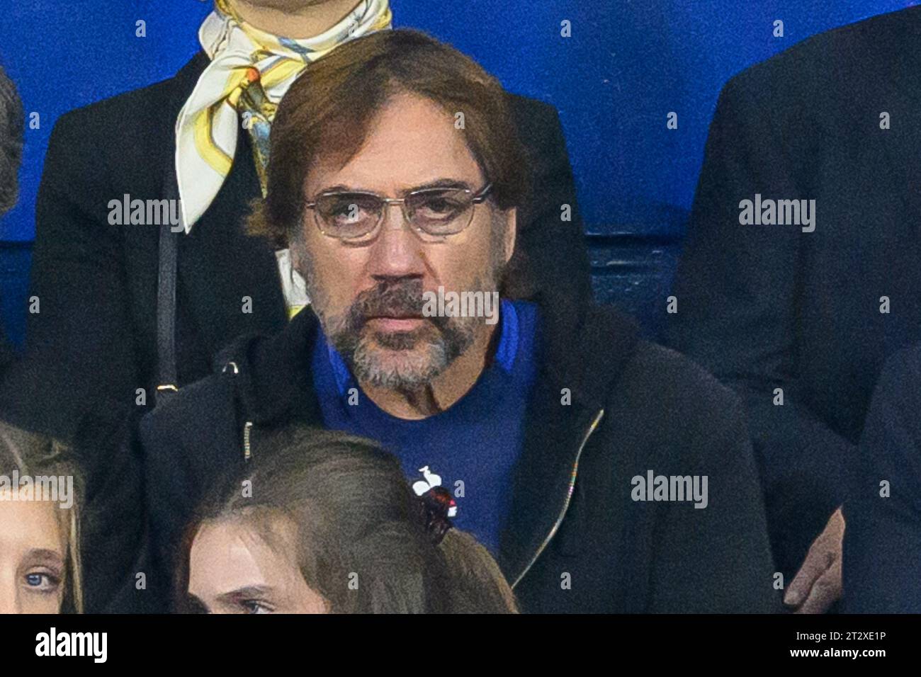 Saint Denis, France. 21 octobre 2023. Javier Bardem, portant le maillot de l'équipe de France, assiste au match de coupe du monde de rugby France 2023 entre l'Angleterre et l'Afrique du Sud au Stade de France le 21 octobre 2023 à Paris. Photo de Laurent Zabulon/ABACAPRESS.COM crédit : Abaca Press/Alamy Live News Banque D'Images