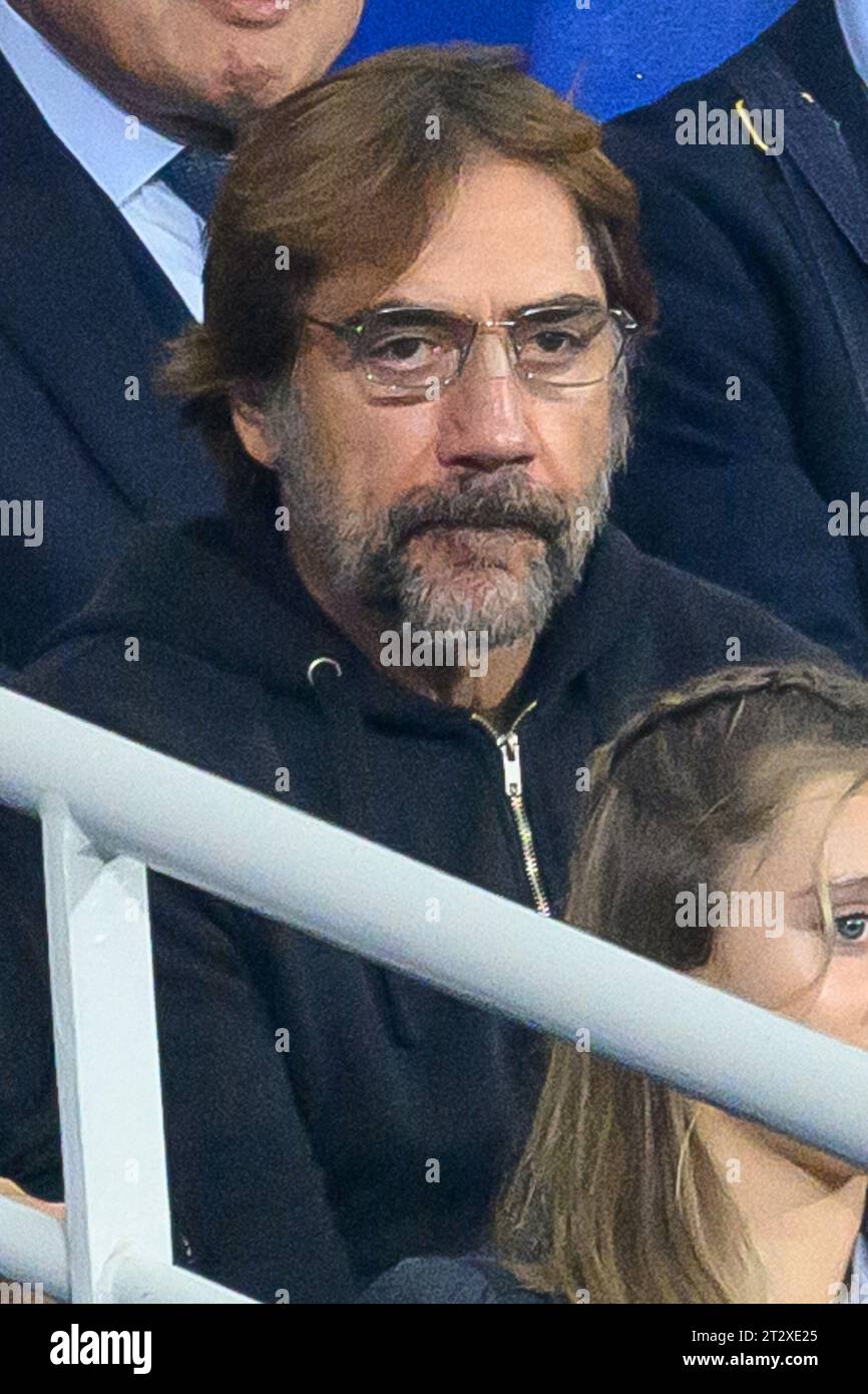 Saint Denis, France. 21 octobre 2023. Javier Bardem, portant le maillot de l'équipe de France, assiste au match de coupe du monde de rugby France 2023 entre l'Angleterre et l'Afrique du Sud au Stade de France le 21 octobre 2023 à Paris. Photo de Laurent Zabulon/ABACAPRESS.COM crédit : Abaca Press/Alamy Live News Banque D'Images