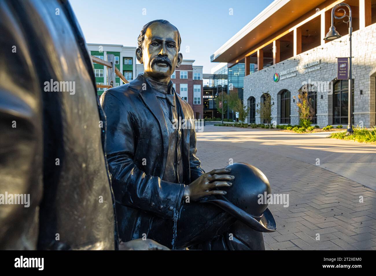 Statues des fondateurs de Snellville Thomas Snell et James Sawyer devant la bibliothèque publique de Snellville à The Grove à Snellville, en Géorgie. (ÉTATS-UNIS) Banque D'Images