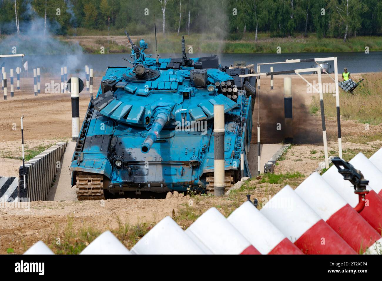 ALABINO, RUSSIE - 19 AOÛT 2022 : le char T-72B3 de couleur bleue surmonte l'obstacle Moat. Biathlon tank. Jeux de guerre internationaux Banque D'Images