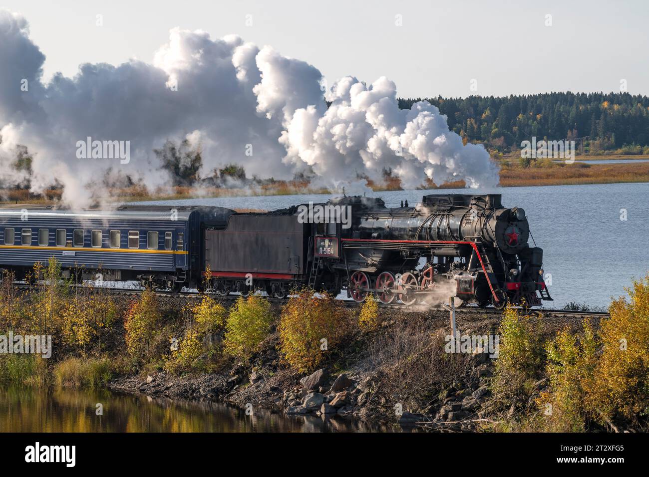 HELYULYA, RUSSIE - 06 OCTOBRE 2023 : locomotive à vapeur L-5164 avec train rétro 'Ruskeala Expresss' sur le barrage du lac Kalmaranyarvi un jour d'octobre, Ka Banque D'Images
