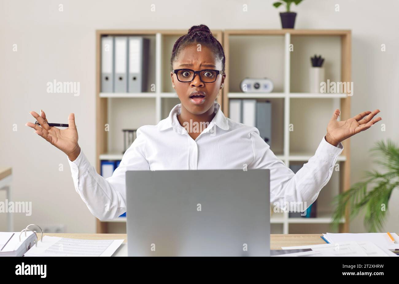 Jeune femme afro-américaine ayant des problèmes au travail en raison d'une erreur sur l'ordinateur portable Banque D'Images