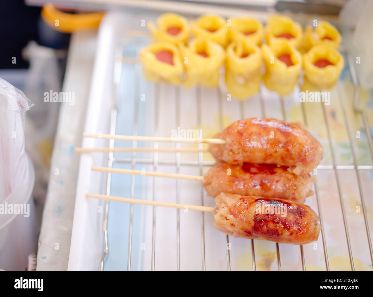 Brochettes de saucisses grillées, cuisine thaïlandaise de rue. Banque D'Images