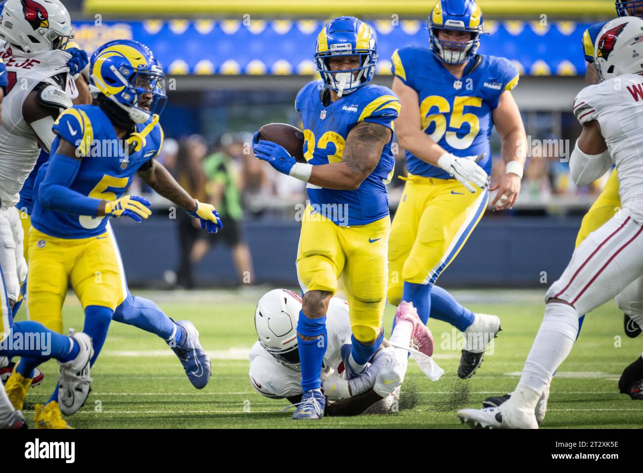Dos de course des Rams de Los Angeles Kyren Williams (23 ans) court le ballon lors d'un match de football de la NFL contre les Cardinals de l'Arizona. Les Rams ont battu les Cardinaux 26 à 9 dimanche, le 15 octobre 2023, à Inglewood, Calif (Ed Ruvalcaba/image of Sport) Banque D'Images