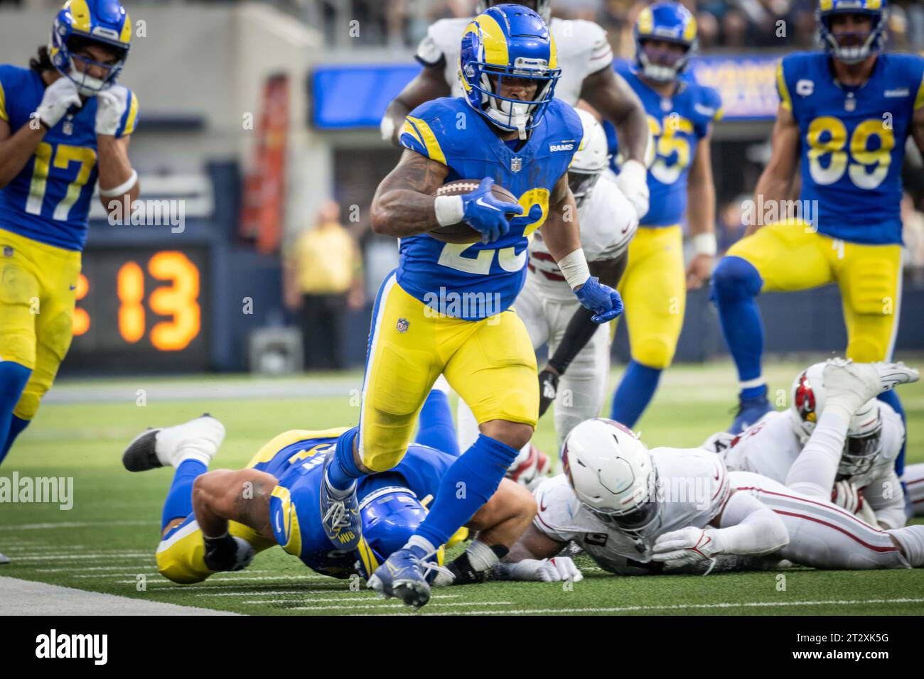 Dos de course des Rams de Los Angeles Kyren Williams (23 ans) court le ballon lors d'un match de football de la NFL contre les Cardinals de l'Arizona. Les Rams ont battu les Cardinaux 26 à 9 dimanche, le 15 octobre 2023, à Inglewood, Calif (Ed Ruvalcaba/image of Sport) Banque D'Images