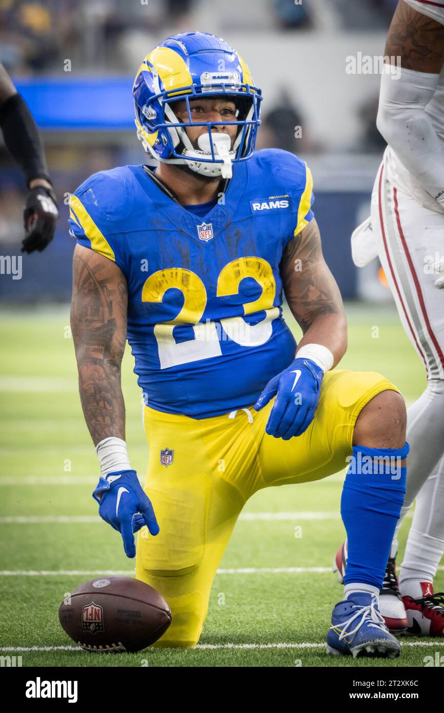 Dos de course des Rams de Los Angeles Kyren Williams (23 ans) prend un genou lors d'un match de football de la NFL contre les Cardinals de l'Arizona. Les Rams ont battu les Cardinaux 26 à 9 dimanche, le 15 octobre 2023, à Inglewood, Calif (Ed Ruvalcaba/image of Sport) Banque D'Images