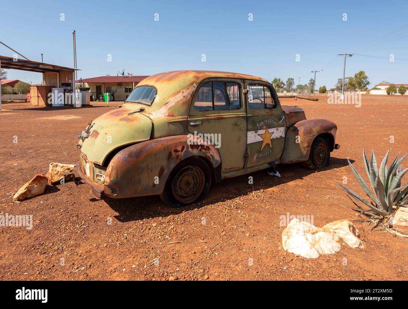 Vieille voiture rouillée Vauxhall Velox dans la petite ville Outback de grès, Gascoyne Murchison Australie occidentale Banque D'Images
