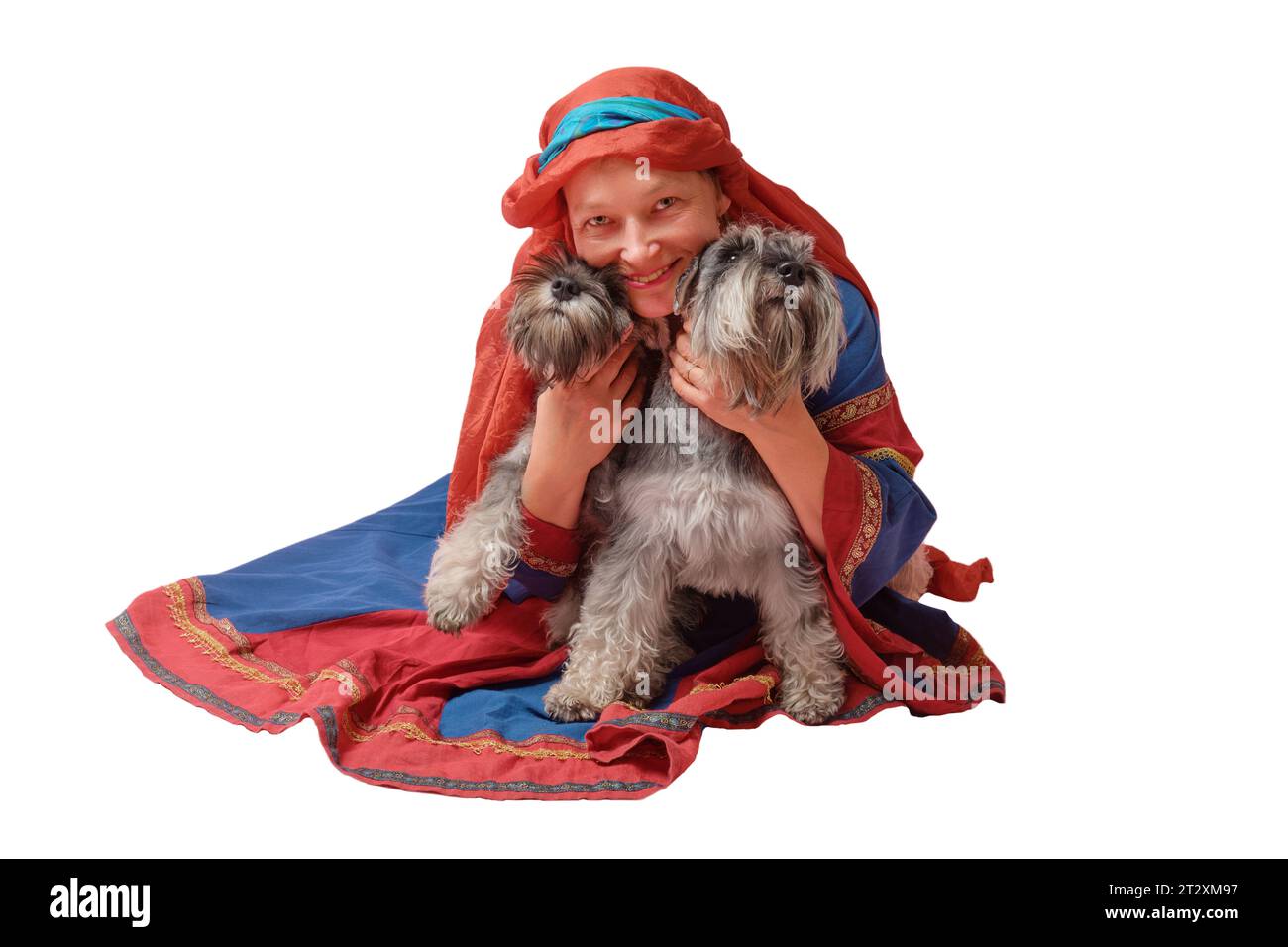 Femme et leur schnauzer miniature posant pour un portrait dans un studio, isolé sur fond blanc. Banque D'Images