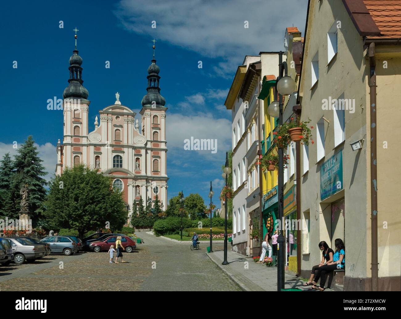 Église Saint-Nicolas vue de Rynek (place du marché) à Otmuchów, Opolskie, Pologne Banque D'Images