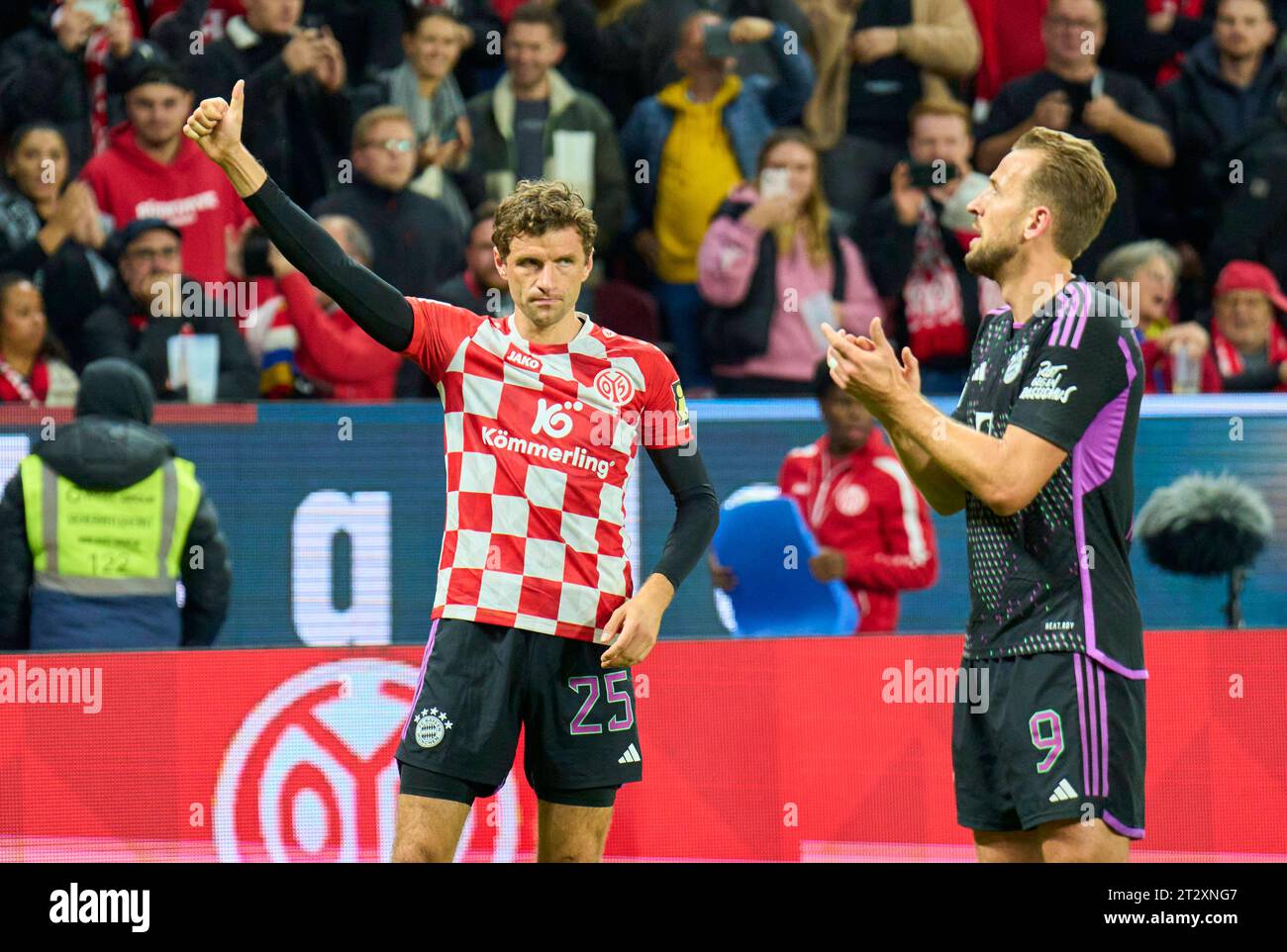 Thomas MUELLER, Müller, FCB 25 avec le maillot de Brajan Gruda, MZ 43, Harry Kane, FCB 9 célébrer avec les fans après le match 1. FSv MAINZ 05 - FC BAYERN MUENCHEN 1-3 le 21 octobre 2023 à Mainz, Allemagne. Saison 2023/2024, 1.Bundesliga, FCB, München, match 8, 8.Spieltag crédit : Imago / Alamy Live News Banque D'Images