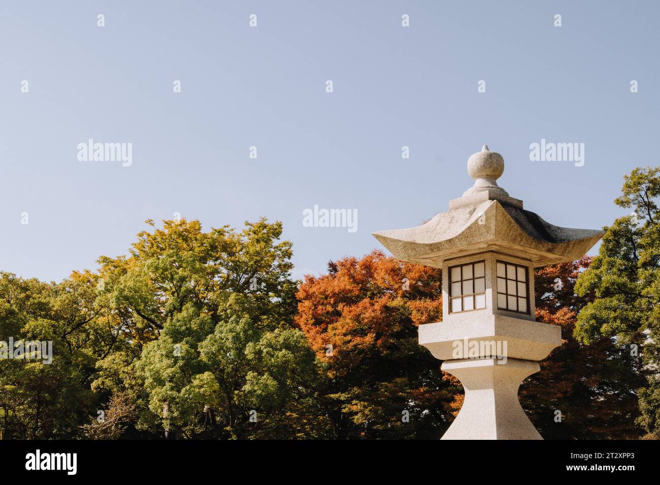 Lanternes de pierre (Ishidoro) dans le parc commémoratif de la paix, Hiroshima, Japon Banque D'Images