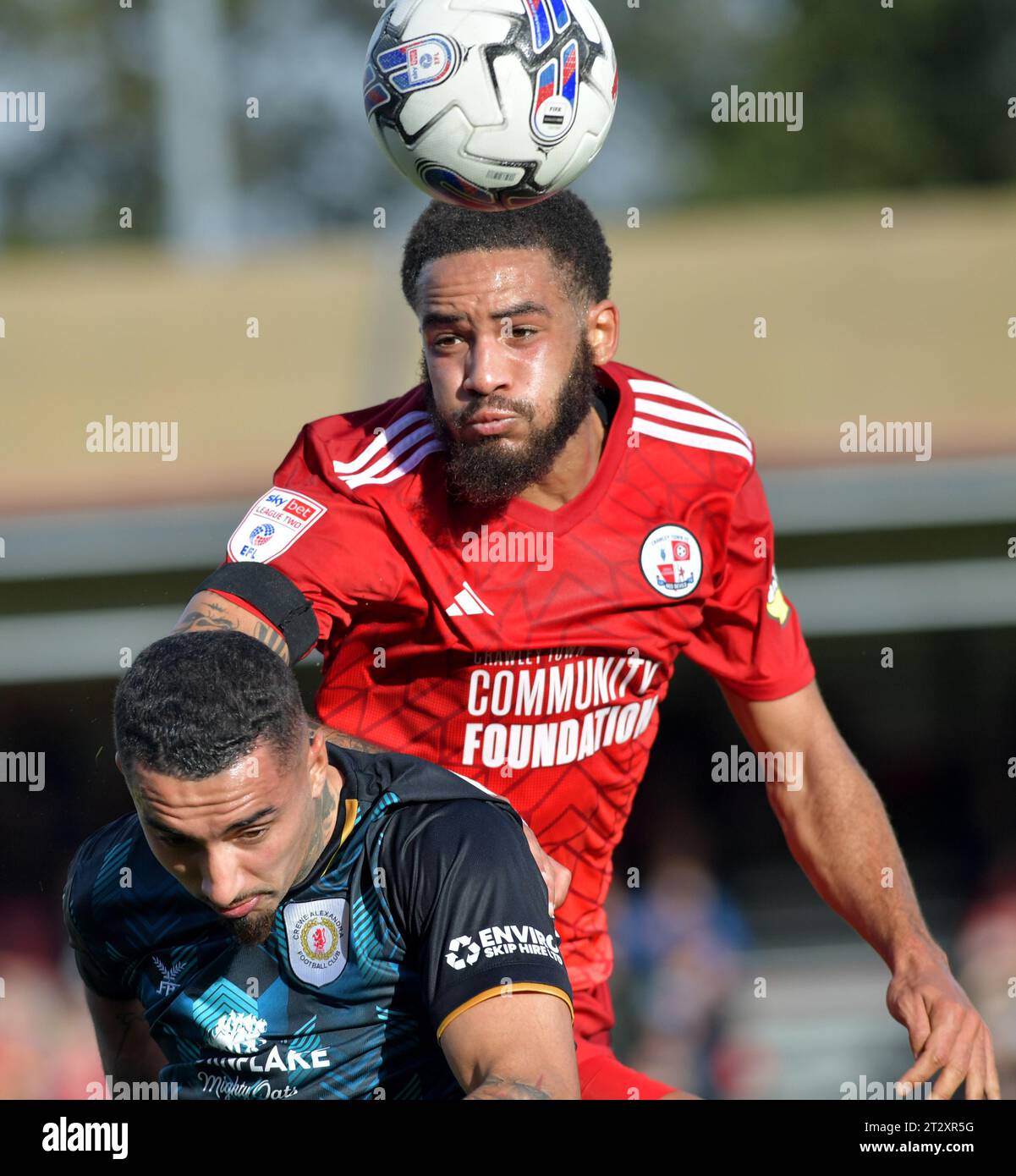 Jay Williams de Crawley part au cours du match Sky Bet EFL League Two entre Crawley Town et Crewe Alexandra au Broadfield Stadium , Crawley , Royaume-Uni - 21 octobre 2023. Photo Simon Dack / Téléphoto Images à usage éditorial uniquement. Pas de merchandising. Pour les images de football des restrictions FA et Premier League s'appliquent inc. Aucune utilisation Internet/mobile sans licence FAPL - pour plus de détails contacter football Dataco Banque D'Images