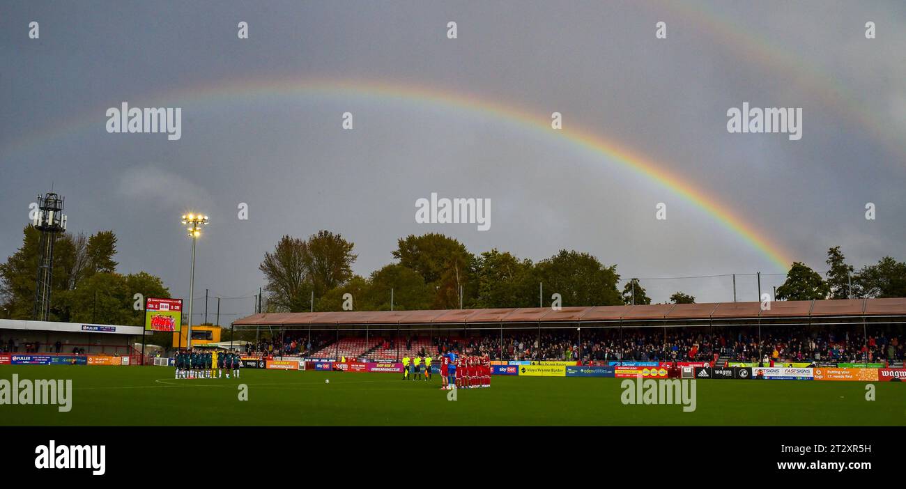 Un arc-en-ciel illumine le ciel au-dessus des joueurs qui observent une minute de silence pour les victimes du conflit du Moyen-Orient lors du match Sky Bet EFL League Two entre Crawley Town et Crewe Alexandra au Broadfield Stadium , Crawley , Royaume-Uni - 21 octobre 2023 photo Simon Dack / Téléphoto Images à usage éditorial uniquement. Pas de merchandising. Pour les images de football des restrictions FA et Premier League s'appliquent inc. Aucune utilisation Internet/mobile sans licence FAPL - pour plus de détails contacter football Dataco Banque D'Images