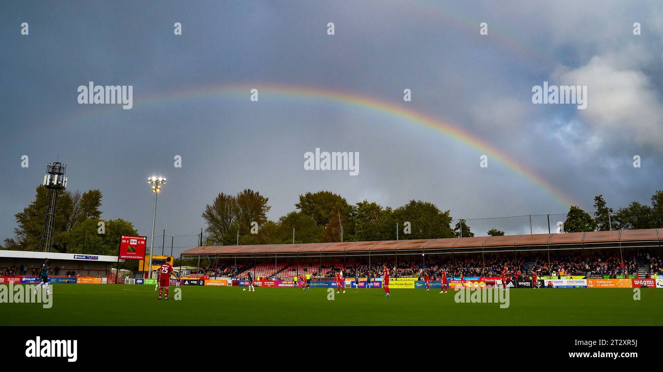 Un arc-en-ciel apparaît sur le match Sky Bet EFL League Two entre Crawley Town et Crewe Alexandra au Broadfield Stadium , Crawley , Royaume-Uni - 21 octobre 2023 photo Simon Dack / Téléphoto Images usage éditorial uniquement. Pas de merchandising. Pour les images de football des restrictions FA et Premier League s'appliquent inc. Aucune utilisation Internet/mobile sans licence FAPL - pour plus de détails contacter football Dataco Banque D'Images