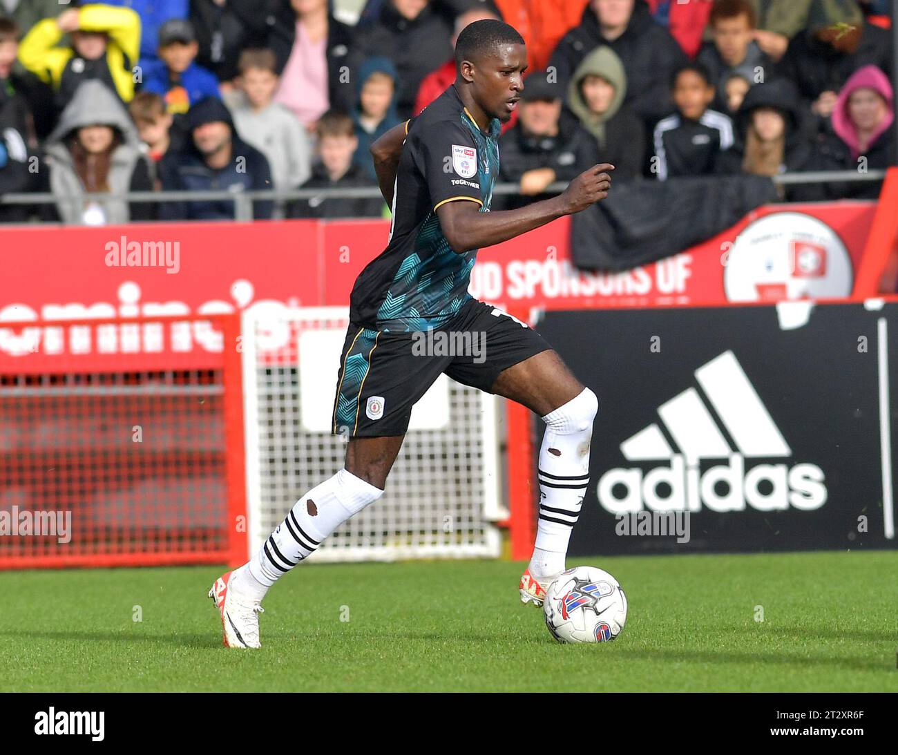 Shilow Tracey de Crewe lors du match Sky Bet EFL League Two entre Crawley Town et Crewe Alexandra au Broadfield Stadium , Crawley , Royaume-Uni - 21 octobre 2023 photo Simon Dack / Téléphoto Images usage éditorial seulement. Pas de merchandising. Pour les images de football des restrictions FA et Premier League s'appliquent inc. Aucune utilisation Internet/mobile sans licence FAPL - pour plus de détails contacter football Dataco Banque D'Images