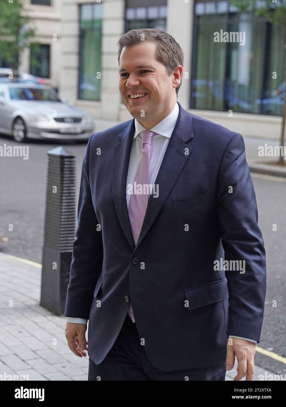 Le ministre de l'Immigration Robert Jenrick arrive à la BBC Broadcasting House à Londres, pour apparaître dans l'émission d'actualités BBC One, dimanche avec Laura Kuenssberg. Date de la photo : dimanche 22 octobre 2023. Banque D'Images