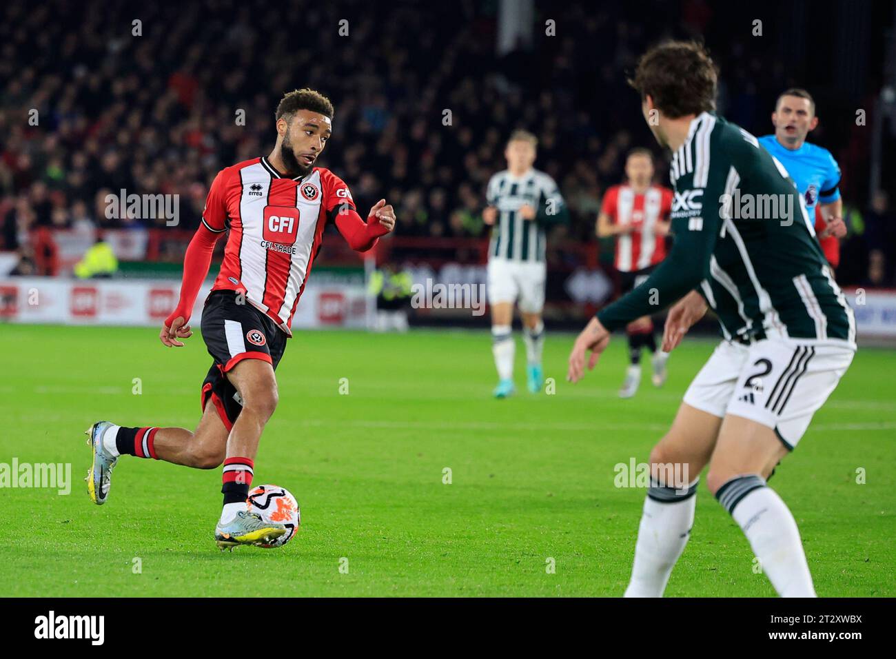 Sheffield, Royaume-Uni. 21 octobre 2023. Jayden Bogle #20 de Sheffield United est attaqué lors du match de Premier League Sheffield United vs Manchester United à Bramall Lane, Sheffield, Royaume-Uni, le 21 octobre 2023 (photo de Conor Molloy/News Images) à Sheffield, Royaume-Uni le 10/21/2023. (Photo de Conor Molloy/News Images/Sipa USA) crédit : SIPA USA/Alamy Live News Banque D'Images