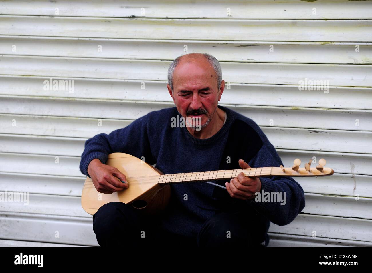 Istanbul, Türkiye. Les musiciens de rue jouent un saz Banque D'Images