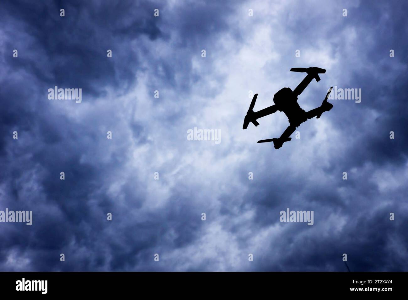 silhouette d'un drone en vol Banque D'Images