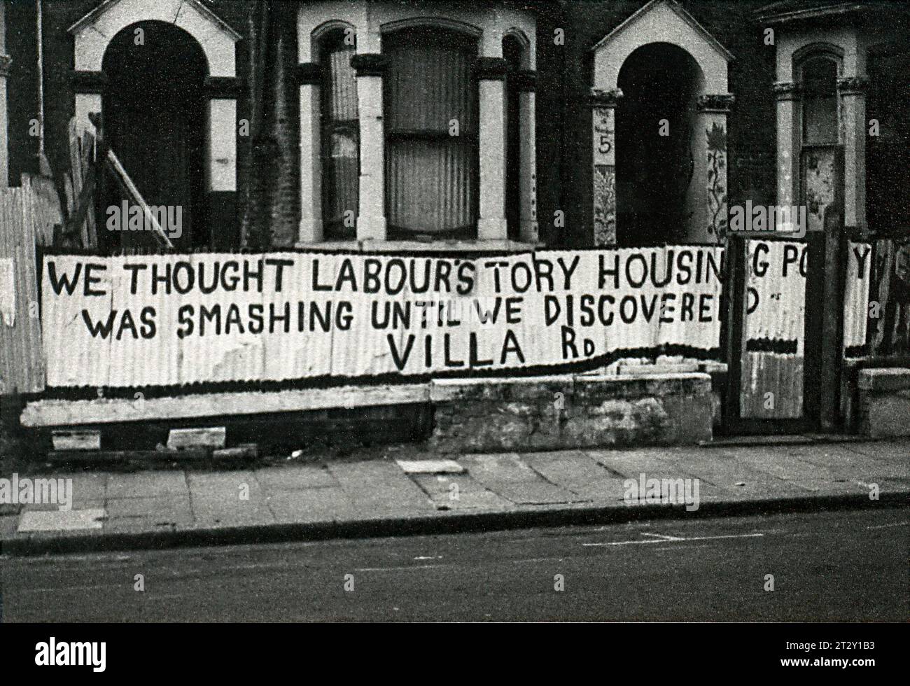 Photographie d'archives en noir et blanc des années 1970 de graffitis à Villa Road, Lambeth, South London. On y lit que nous pensions que la politique de logement des conservateurs du Parti travailliste était en train de se briser jusqu'à ce que nous découvrions Villa Rd Banque D'Images