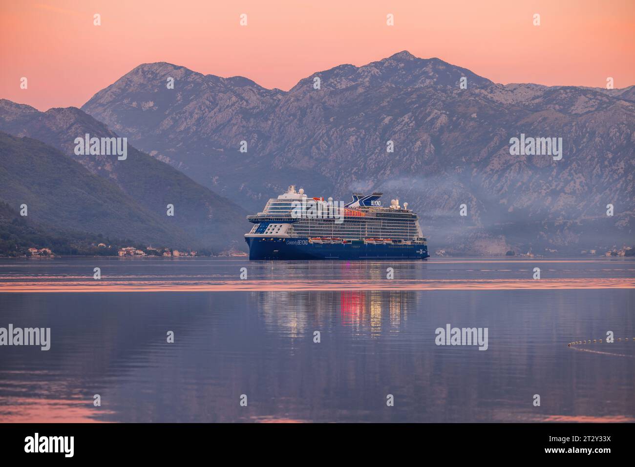 Le bateau de croisière arrive à la baie de Kotor au lever du soleil. Banque D'Images