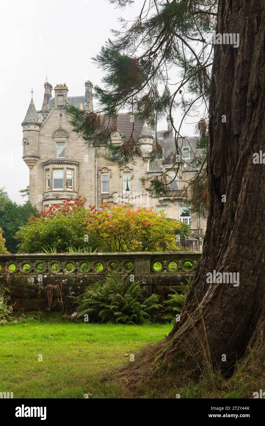 Un château écossais dans le style baronial dans un parc par un matin froid et humide de septembre Banque D'Images