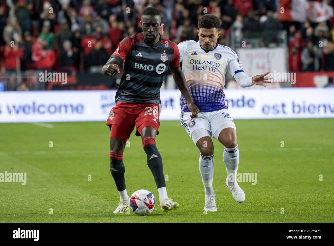 Toronto, Canada. 21 octobre 2023. Prince Osei Owusu #25 (G) et Junior Urso #21 (D) vus en action lors du match de la MLS entre le Toronto FC et Orlando City SC au stade BMO. Score final ; Toronto FC 0-2 Orlando City SC. Crédit : SOPA Images Limited/Alamy Live News Banque D'Images