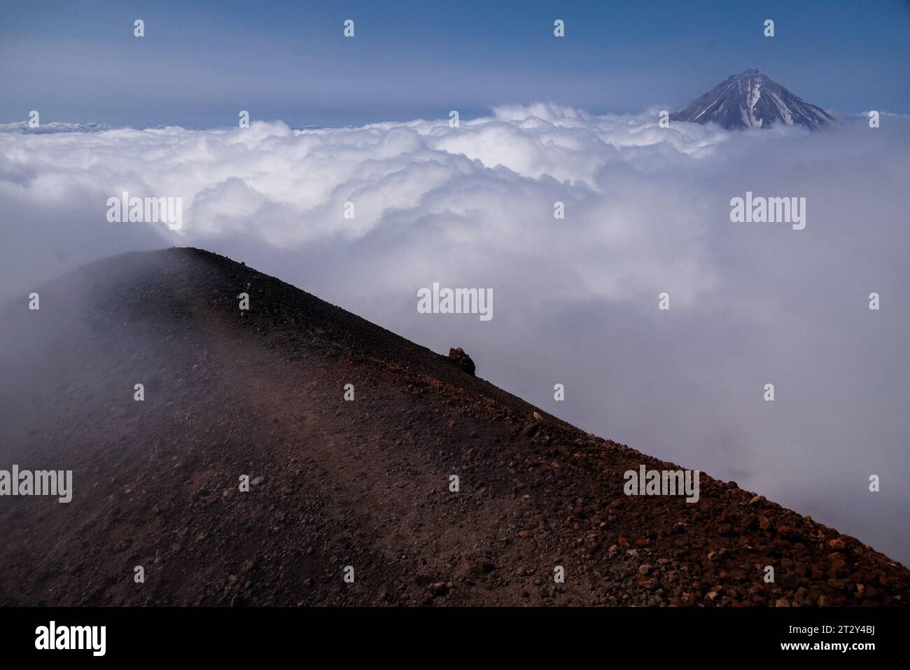Paysage volcanique du Kamchatka : vue au sommet du cône du volcan Koryaksky depuis le cratère actif du volcan Avacha sur la journée ensoleillée et le ciel bleu. Russe Banque D'Images