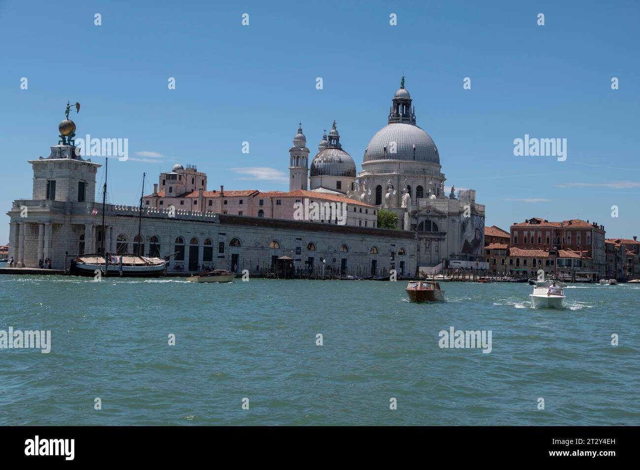 De la Piazza San Marco (place Saint-Marc) à travers la lagune vers l'un des monuments les plus importants de Venise, Basilica di Santa Maria della Salute at Banque D'Images