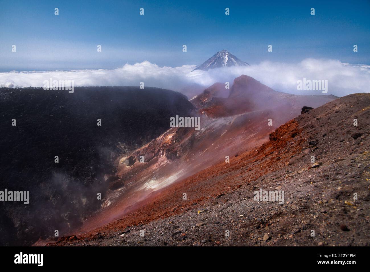 Paysage volcanique du Kamchatka : vue au sommet du cône du volcan Koryaksky depuis le cratère actif du volcan Avacha sur la journée ensoleillée et le ciel bleu. Russe Banque D'Images