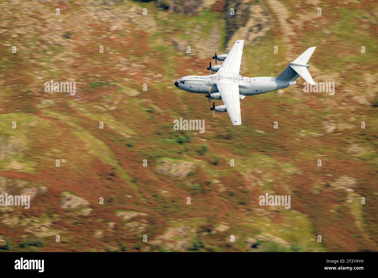 RAF Airbus A400M Atlas ZM404de RAF Brize Norton, volant à basse altitude dans LFA17, Lake District, Cumbria UK. Banque D'Images