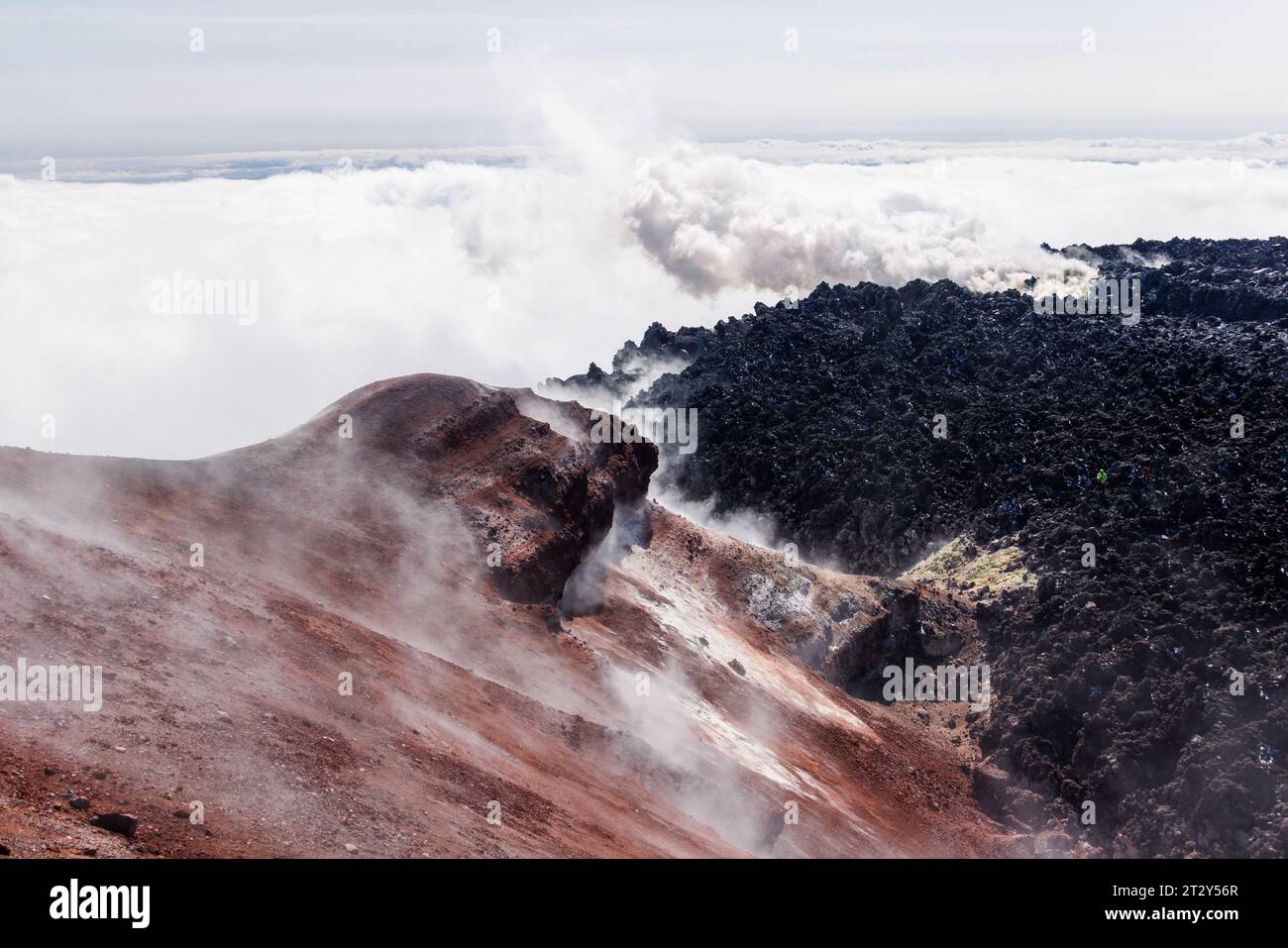 Magnifique paysage volcanique du Kamchatka : volcan Avachinsky - volcan actif de la péninsule du Kamchatka. Vue de l'activité fumerolienne du volcan, vapeur A. Banque D'Images