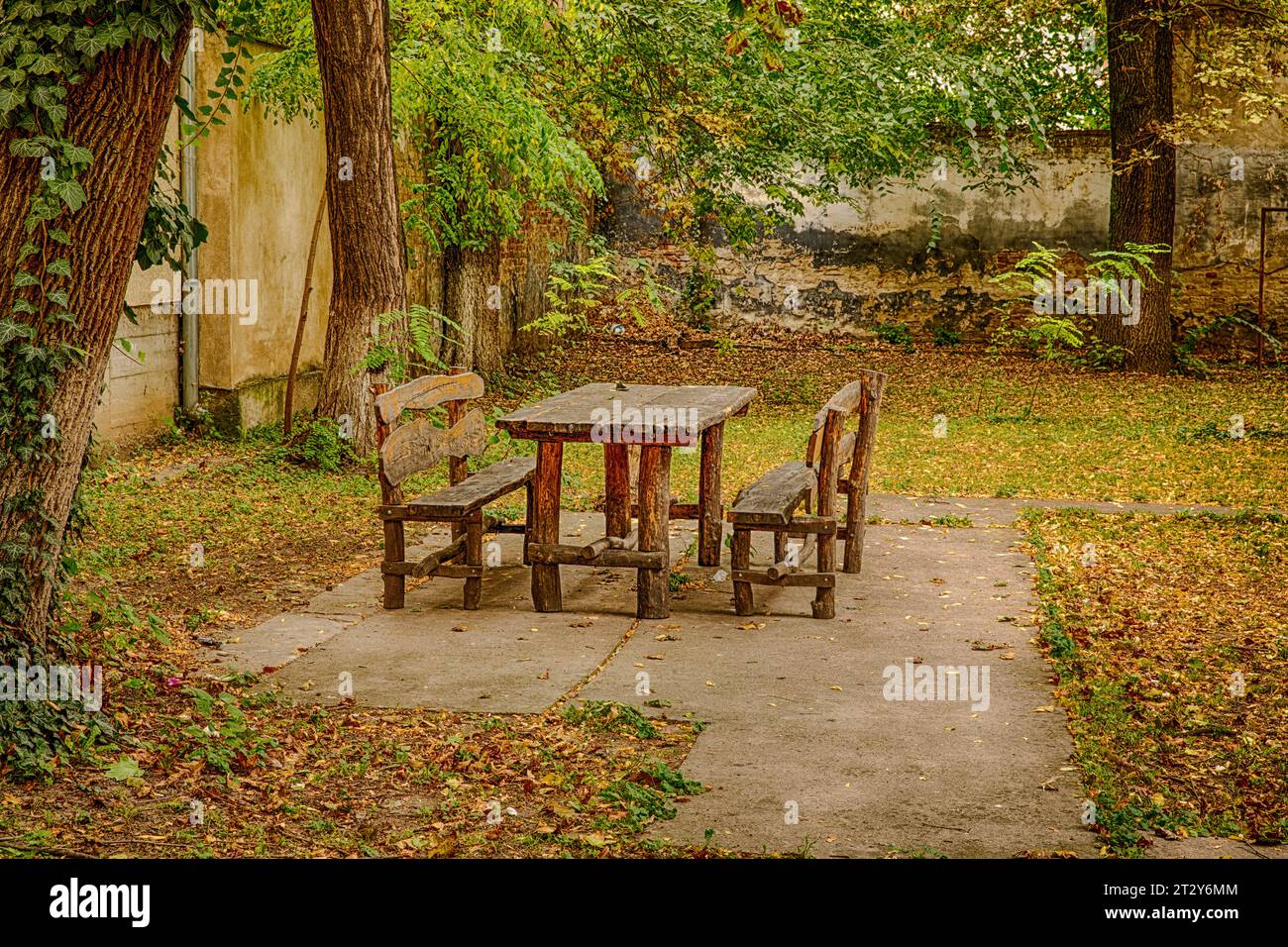 Table et chaises en bois à l'ancienne à l'extérieur Banque D'Images