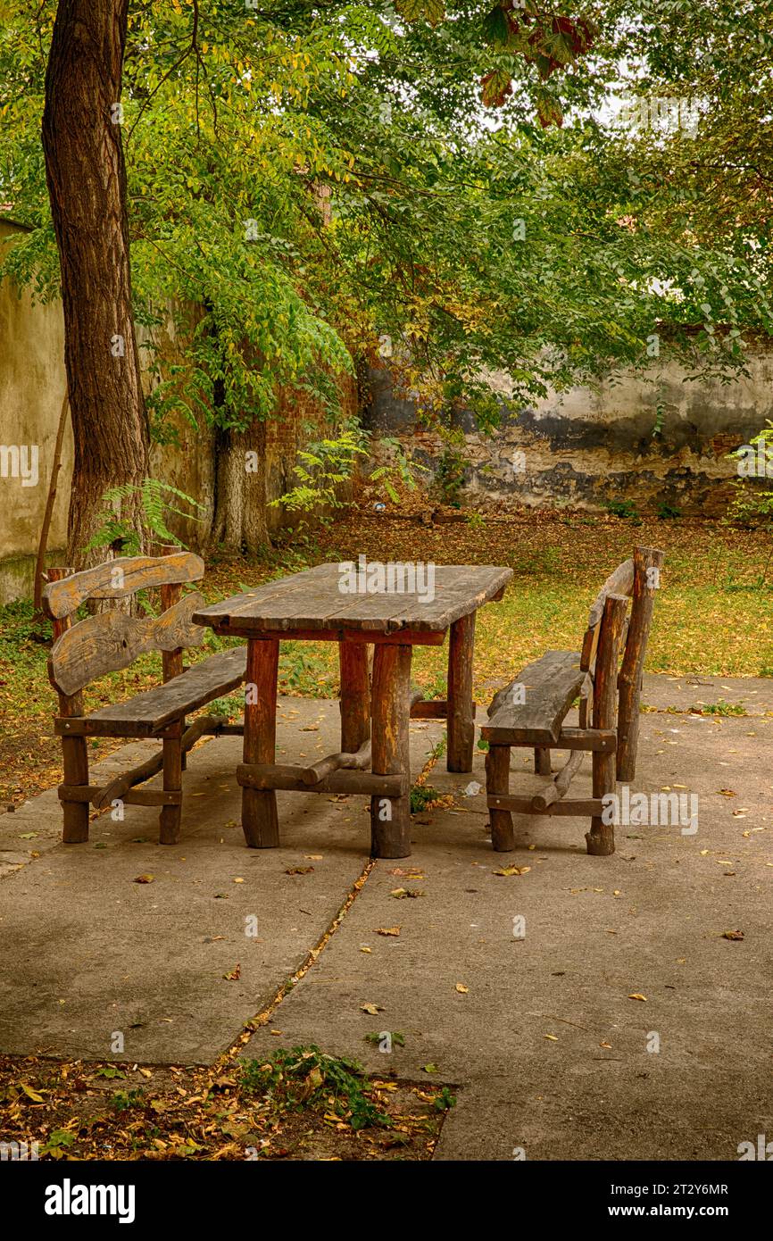 Table et chaises en bois à l'ancienne à l'extérieur Banque D'Images