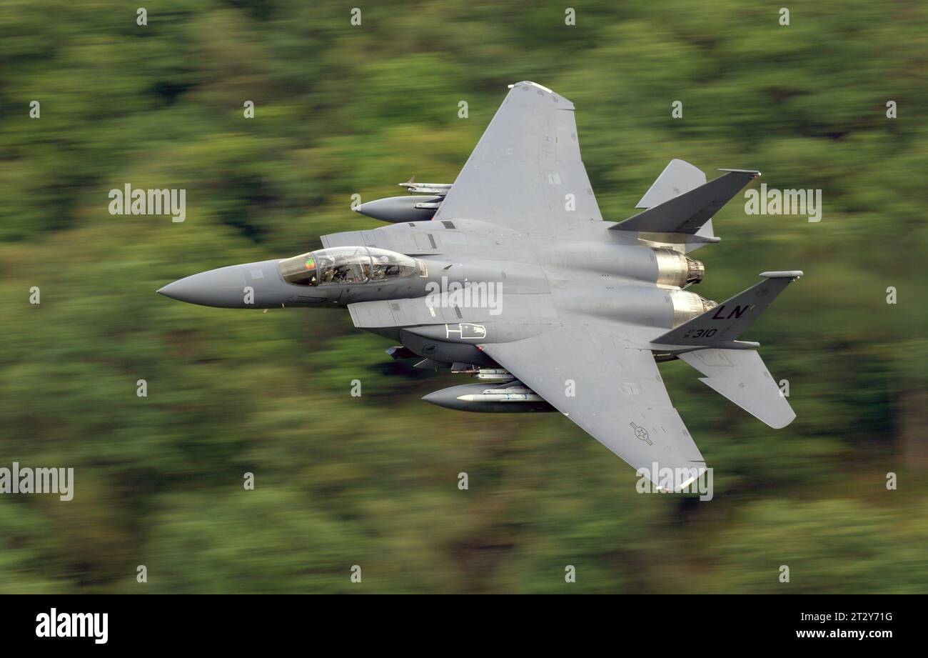USAF F-15E Strike Eagle de RAF Lakenheath 494th F/S niveau bas à 500 pieds, 500 nœuds dans le Lake District LFA17, Cumbria, Royaume-Uni Banque D'Images