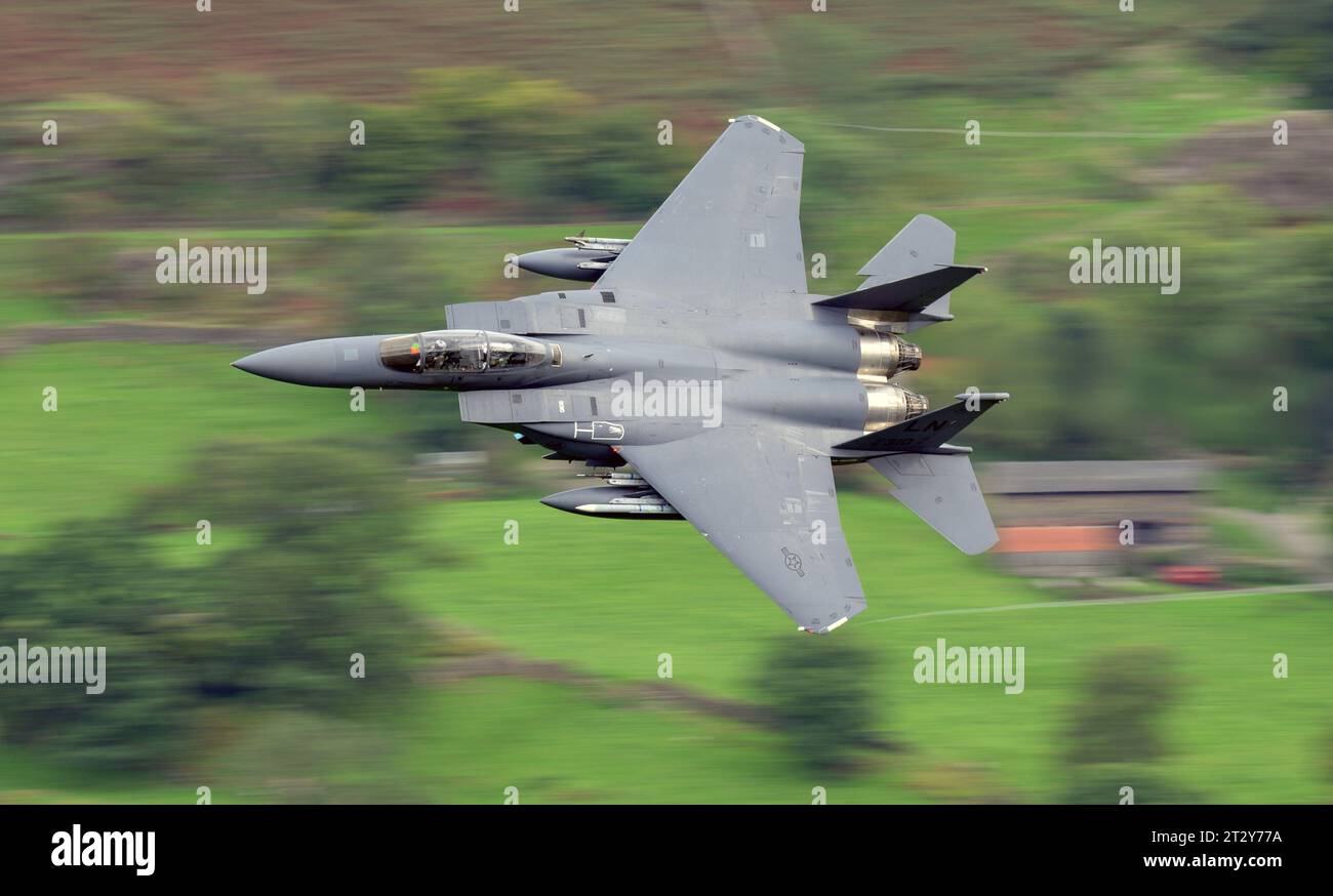USAF F-15E Strike Eagle de RAF Lakenheath 494th F/S niveau bas à 500 pieds, 500 nœuds dans le Lake District LFA17, Cumbria, Royaume-Uni Banque D'Images