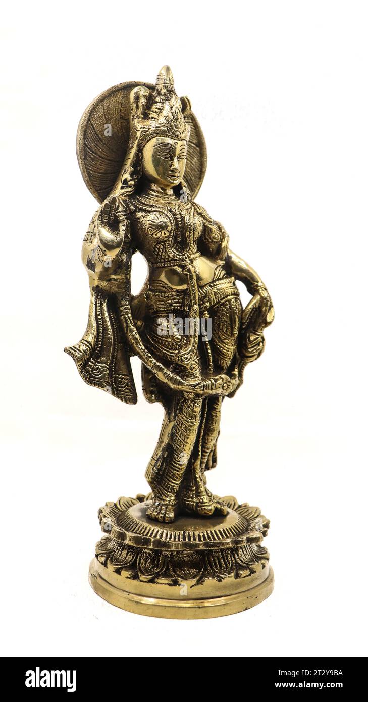 sculpture indienne en bronze de la reine indienne radha avec décoration détaillée, isolée sur fond blanc Banque D'Images