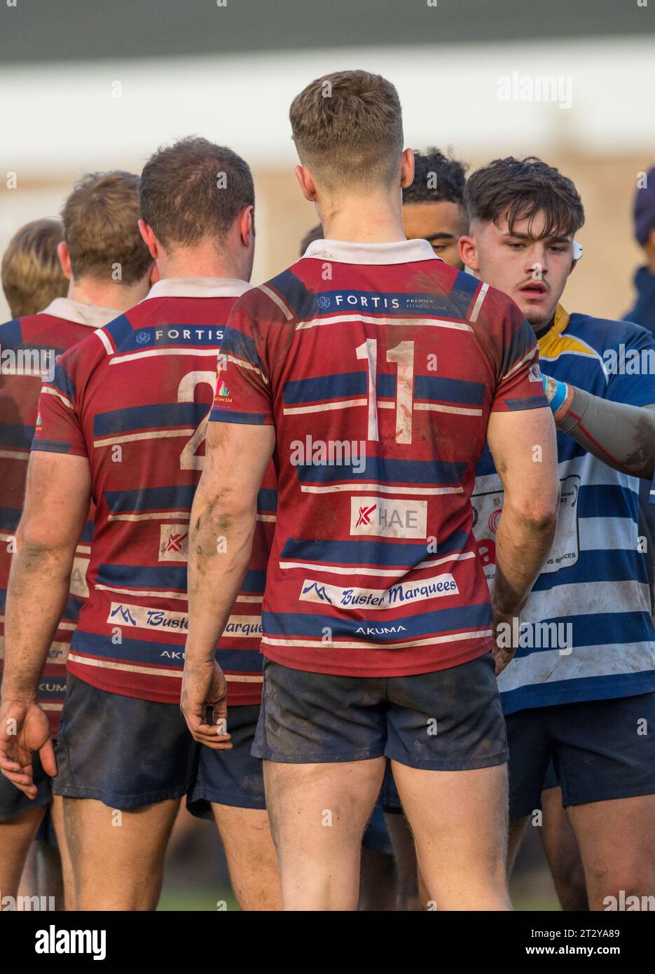 Joueur amateur anglais de Rugby Union avec un maillot numéro 11 sale et boueux. Banque D'Images