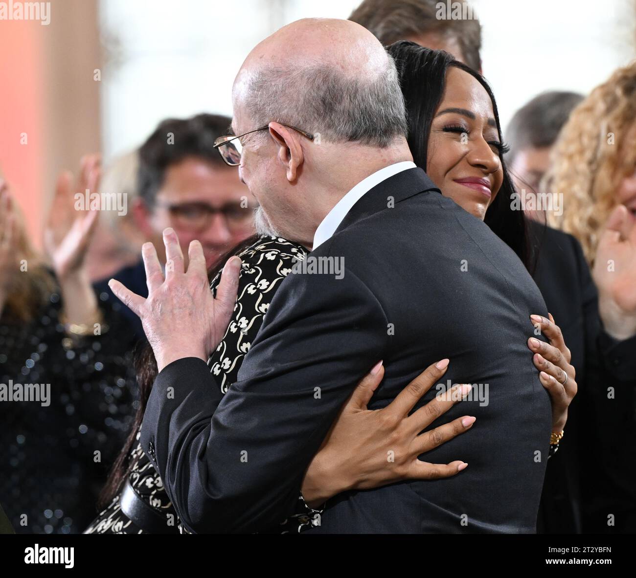 22 octobre 2023, Hesse, Francfort/main : l'auteur britannique-indien Salman Rushdie et son épouse Rachel Eliza Griffiths embrassent après la remise du Prix de la paix du commerce allemand du livre à St. Église de Paul. Le prix est doté de 25 000 euros et est considéré comme l'une des récompenses les plus importantes dans le pays. Photo : Arne Dedert/dpa Banque D'Images