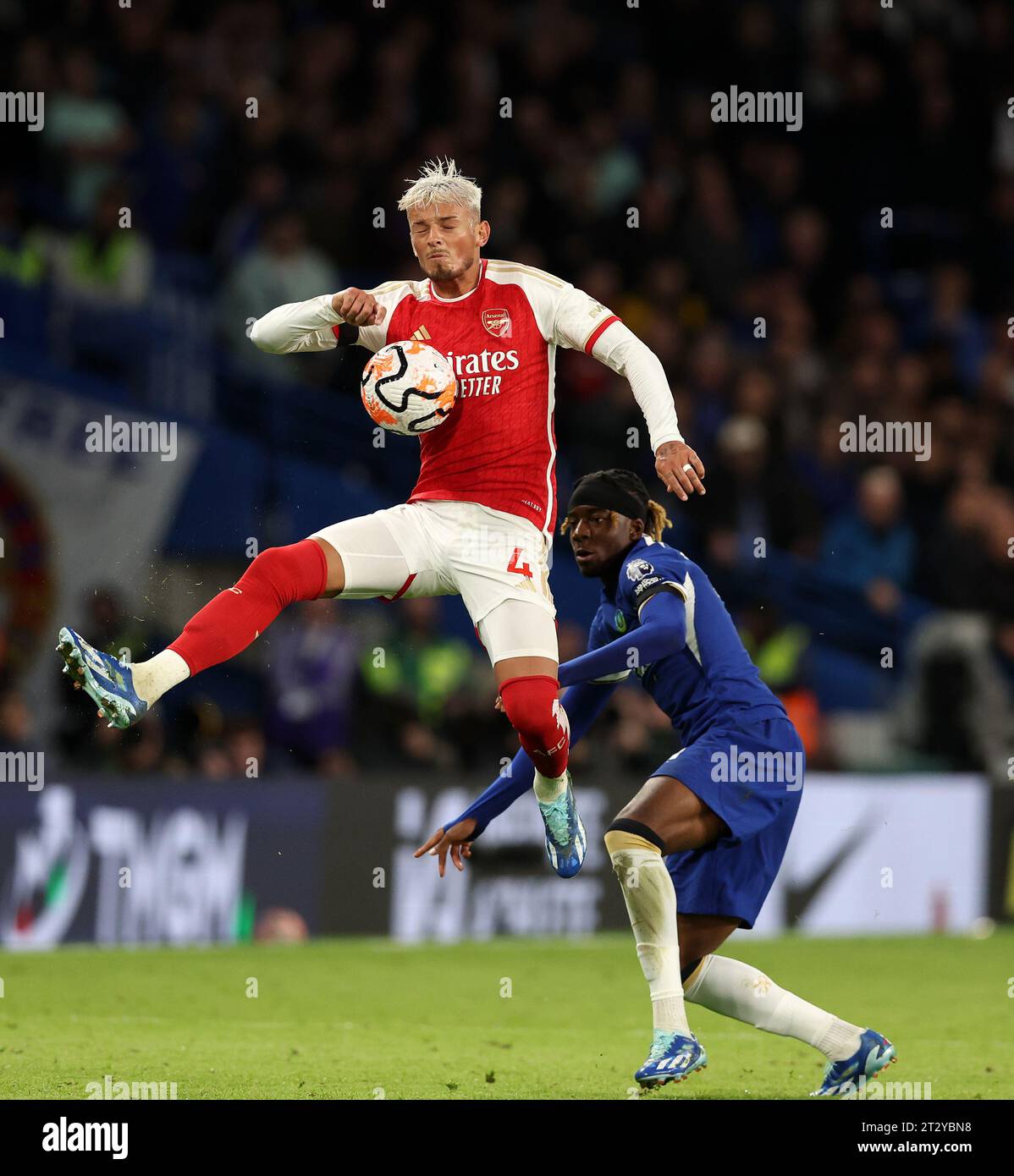 Londres, Angleterre, 21 octobre 2023. Noni Madueke de Chelsea Tussles avec Ben White d'Arsenal lors du match de Premier League à Stamford Bridge, Londres. Le crédit photo devrait se lire : David Klein / Sportimage Banque D'Images