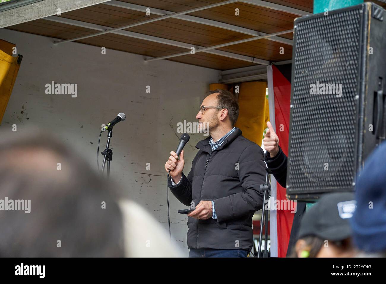 22 octobre 2023 Melbourne Victoria Australie, Adam Brandt, leader des Verts australiens s'exprimant lors d'un rassemblement pro Palestine en présence de milliers de Credit PjHickox/Alamy Live news. Banque D'Images