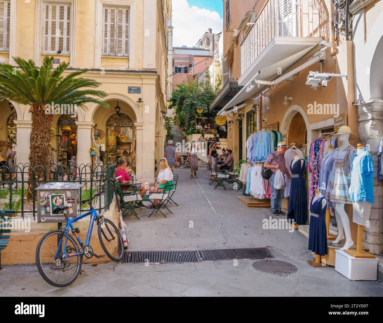 Rues de magasins dans la ville byzantine animée de Kerkira ou Corfou capitale de la ville de l'île de Corfou dans les îles Ioniennes de la Grèce Banque D'Images