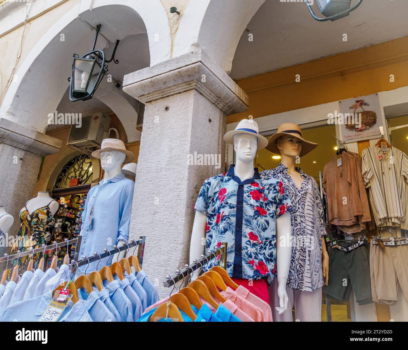 Rues de magasins dans la ville byzantine animée de Kerkira ou Corfou capitale de la ville de l'île de Corfou dans les îles Ioniennes de la Grèce Banque D'Images
