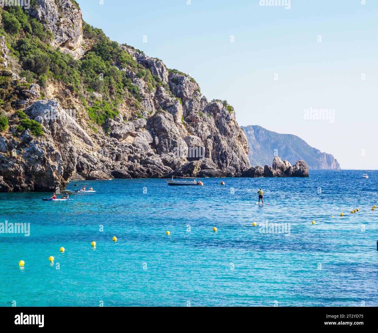 Nageurs au large de la plage Agios Spyridon à Palaiokastritsa sur l'île Ionienne de Corfou Grèce Banque D'Images
