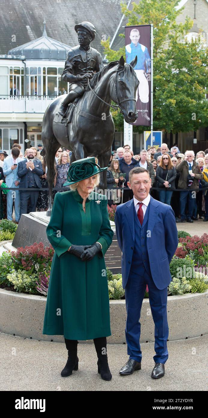 Ascot, Berkshire, Royaume-Uni. 21 octobre 2023. Sa Majesté la reine Camilla était au dévoilement d'une statue du jockey Frankie Dettori lors de la Journée des champions britanniques QIPCO aujourd'hui à Ascot Recourse. La sculpture a été conçue par l'artiste et sculpteur Tristram Lewis. Frankie Dettori a déclaré : « Ascot a été tout pour moi – mon premier vainqueur du Groupe 1 quand j’avais 19 ans – c’est là que tout a commencé et se termine avec neuf coupes d’or, sept King Georges, 81 vainqueurs au Royal Ascot et, espérons-le, quelques victoires aujourd’hui ». « C’est merveilleux d’être immortalisé sur une si belle piste, et d’avoir sa propre statue pendant que vous êtes encore Banque D'Images