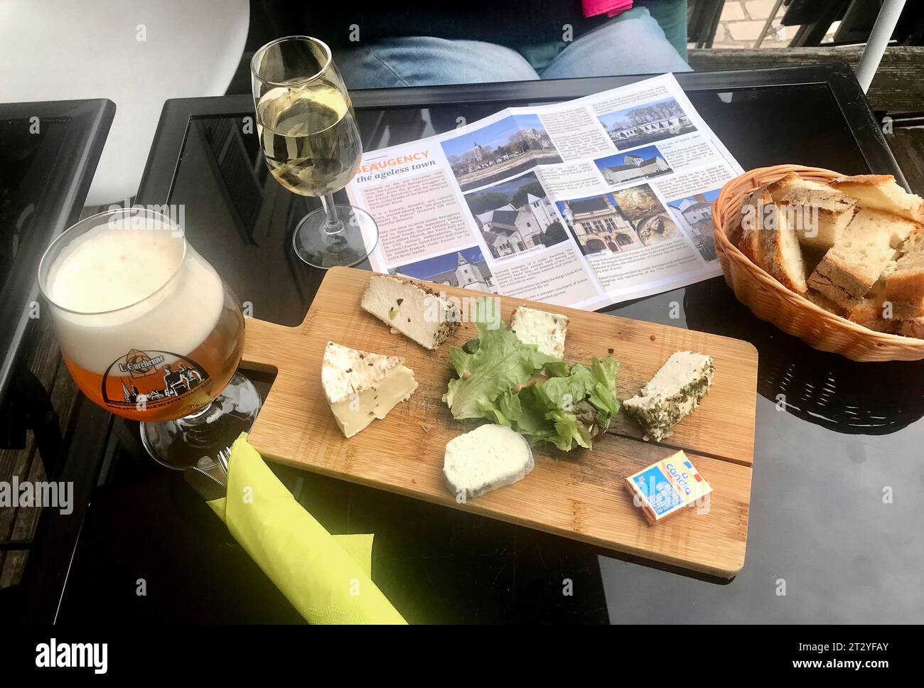 Planche à fromage avec différents types de fromage, baguette, bière et vin à Beaugency en France, photographie vvbvanbree Banque D'Images