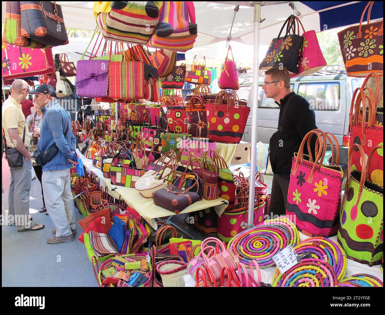Stand de marché dans le sud de la France vendant des sacs. vvbvanbree fotografie Banque D'Images
