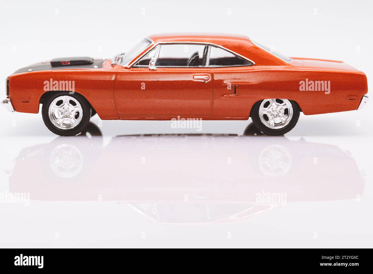 Fast&Furious Plymouth Road Runner 1:43 modèle de voiture, vue de côté, fond blanc avec réflexion Banque D'Images